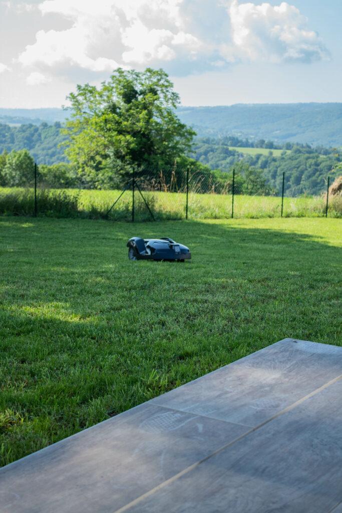 Un robot de tonte en train de tondre la pelouse