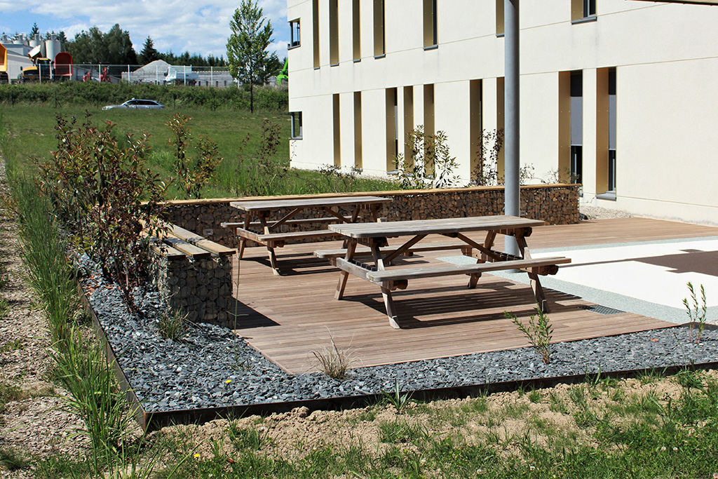 Création d'un espace détente pour une entreprise basée en Haute Corrèze - Ainsi les salariés peuvent profiter d'un espace terrasse bois pour leur poaue café et déjeuné.