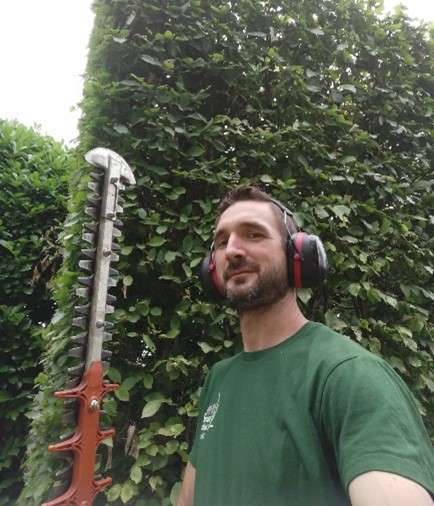 Selfie jardinier paysagiste - taille de haie - Corrèze
